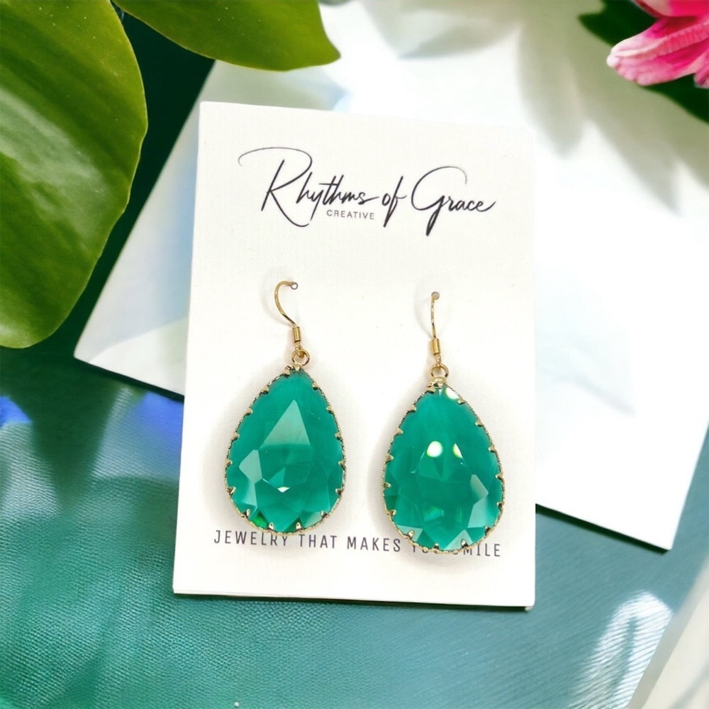 Emerald Green Teardrop Earrings Gold Tone Statement Dangles NWT